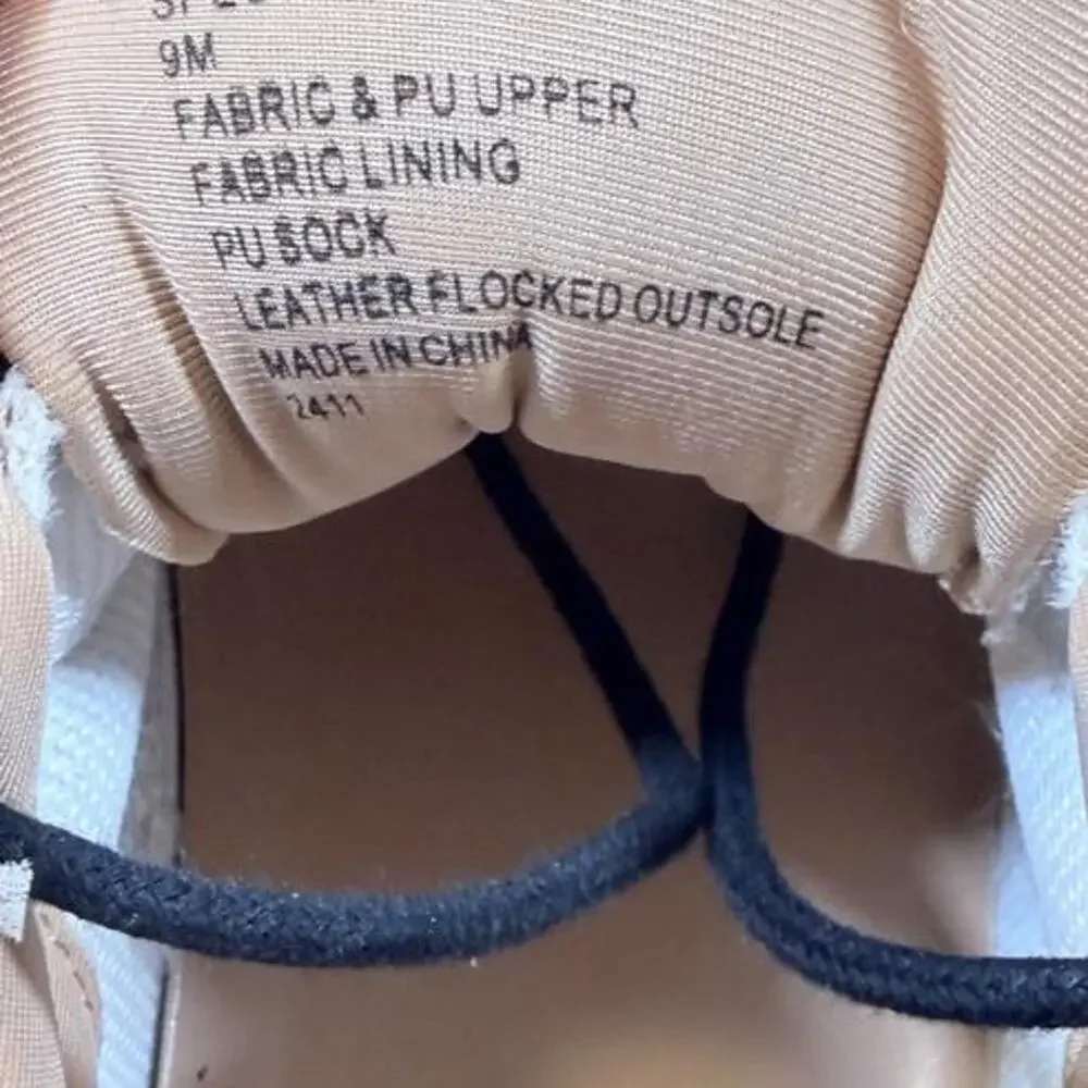 NWOT Steve Madden Spectator Y2K Chunky in a tan/beige/black Sz 9